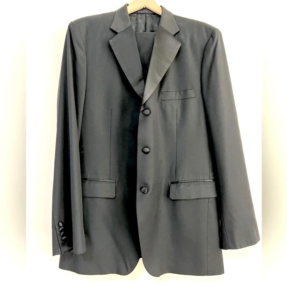 - Men’s Tuxedo. 100% Handmade. Stunning Quality. Size 44L